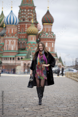 Canvas Print Young woman in a mink coat on the Red Square in Moscow