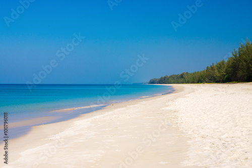 Fototapeta Naklejka Na Ścianę i Meble -  Blue sea and white sand beaches Andaman Sea, Thailand