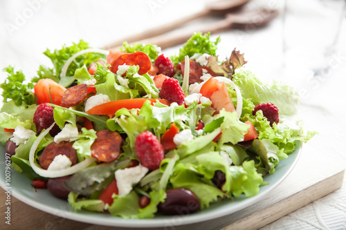 Salatteller mit Himbeeren und Oliven 