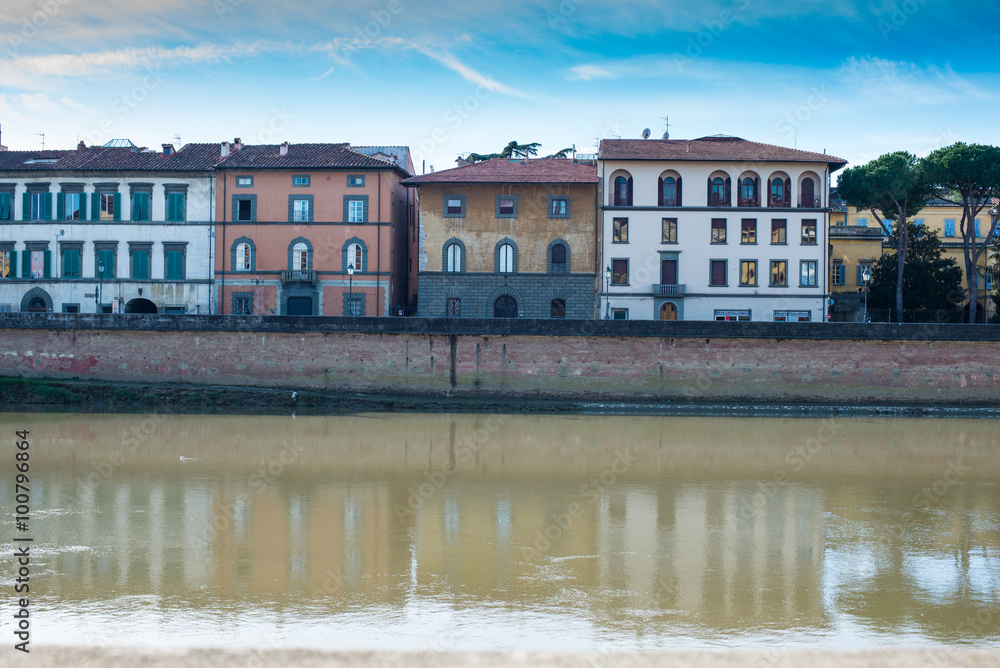 Veduta di Lungarno Galileo Galilei di Pisa, Italia