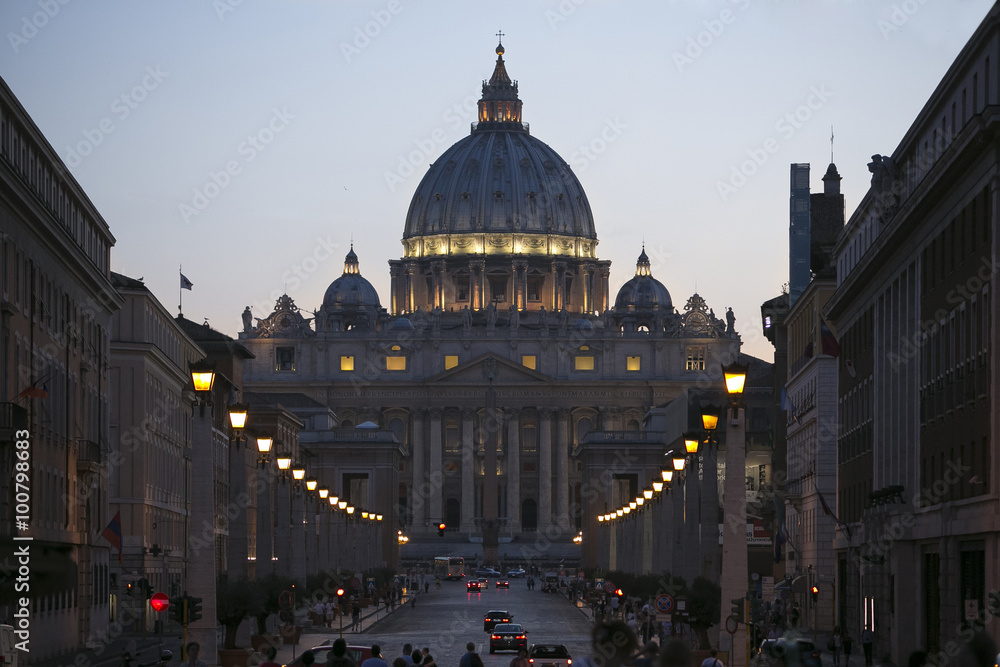 Basilica di San Pietro con cupola illuminata