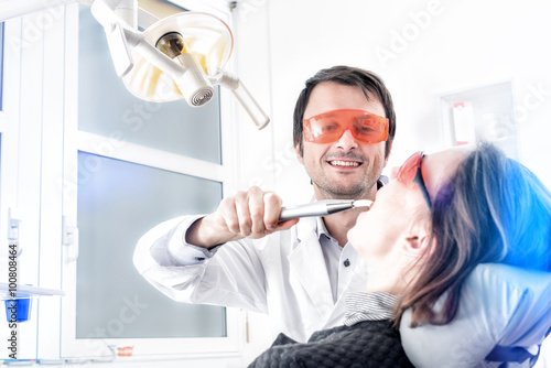 junger zahnarzt bei der arbeit