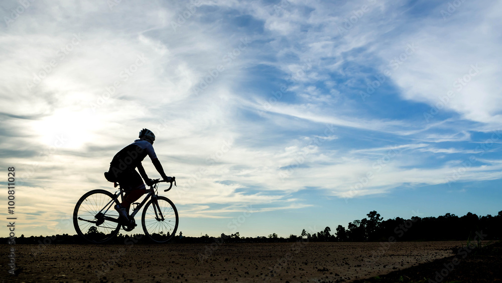 Fototapeta premium silouette cyclist man at sunset