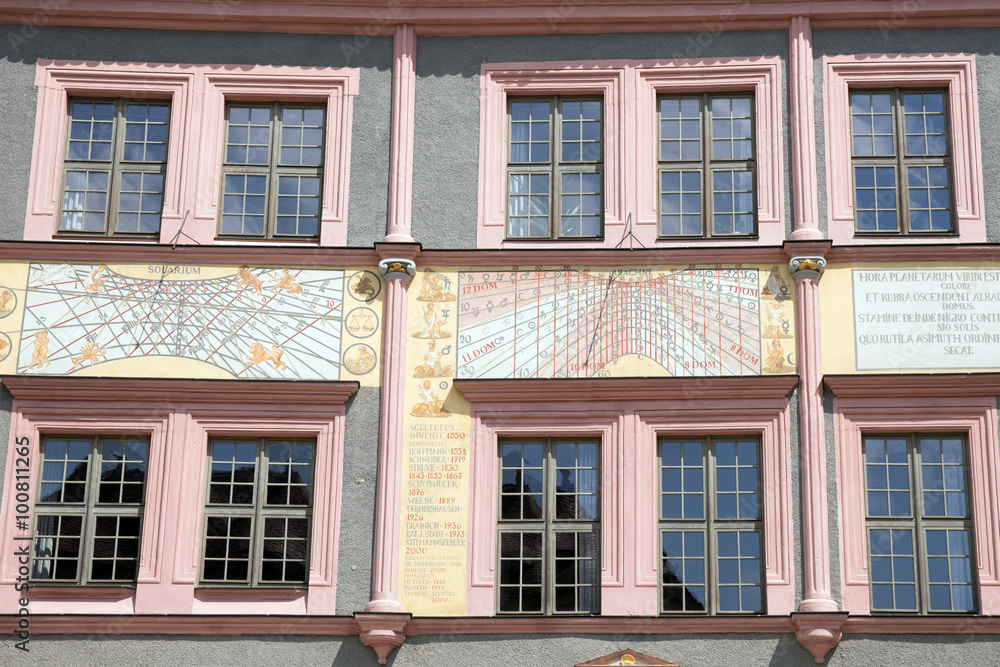Altstadthaus mit Sonnenuhr in Goerlitz