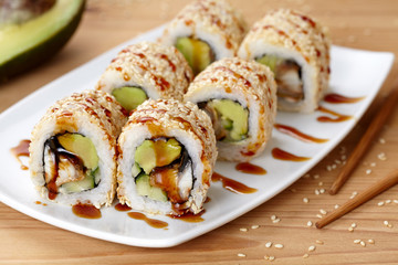Gordijnen Sushi bar California roll met paling en avocado  © GreenArt Photography