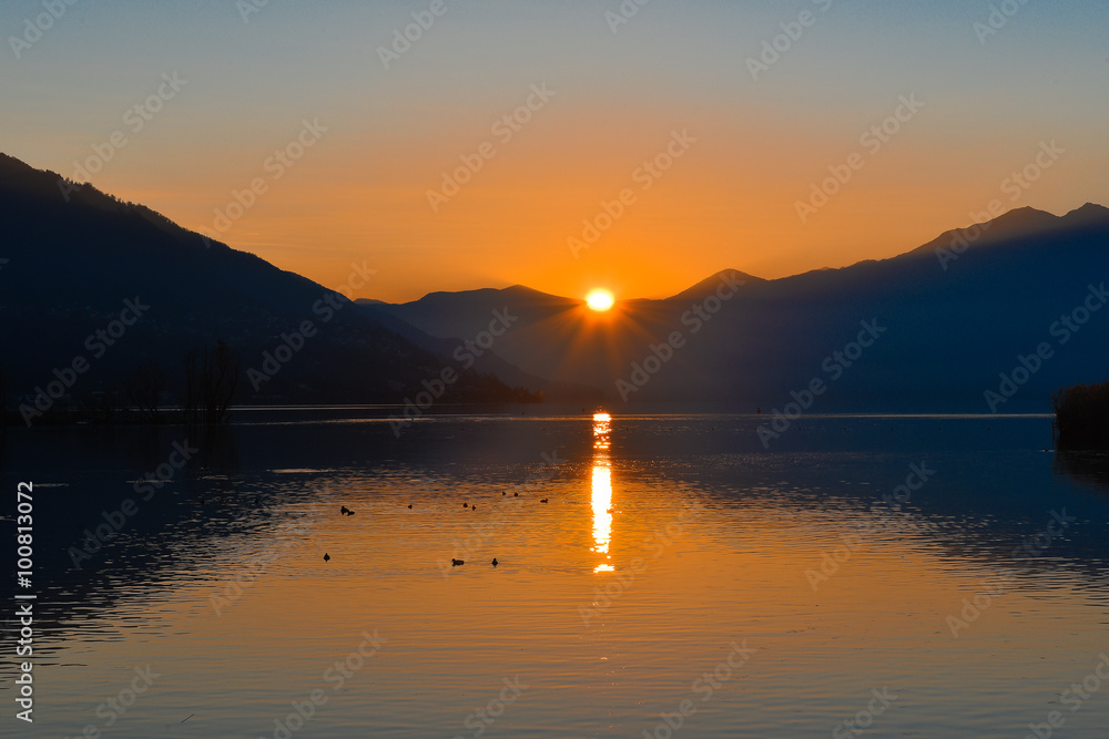 Romantica veduta sul lago al tramonto