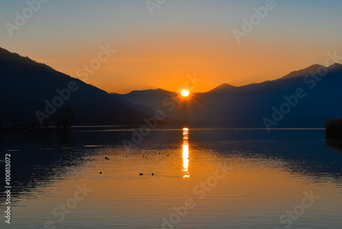 Romantica veduta sul lago al tramonto