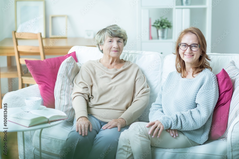 Obraz premium Senior care assistant with patient