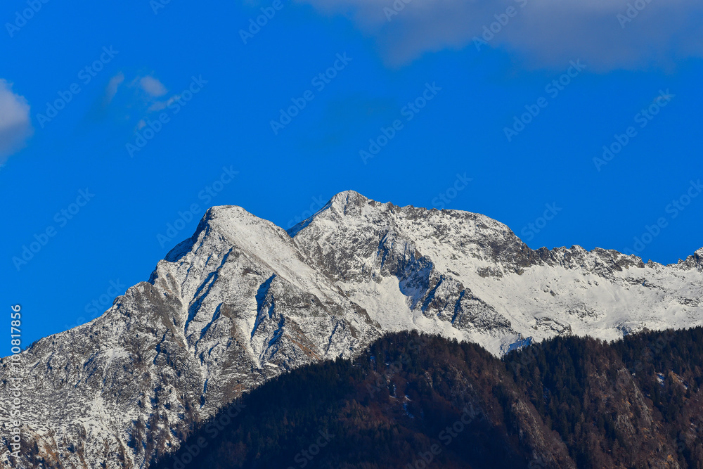 Cime delle montagne innevate in inverno