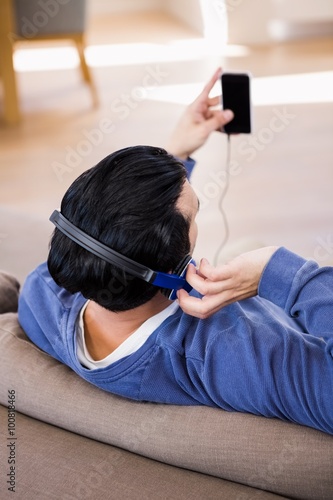 Man listening to music with headphones © WavebreakMediaMicro