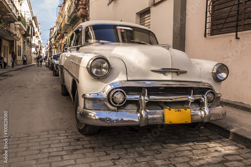 Cuban classic car © clamon