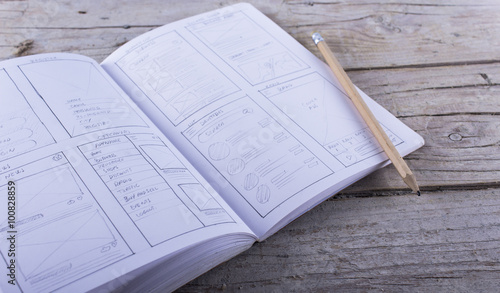 Boceto layout sketch sobre papel de aplicación para teléfono móvil dibujado a lápiz