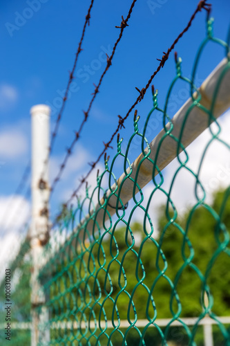 Barbed wire metallic fence