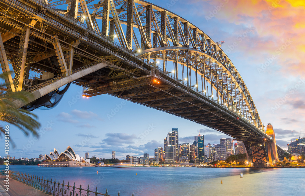 Naklejka premium Wspaniałość Harbour Bridge o zmierzchu, Sydney