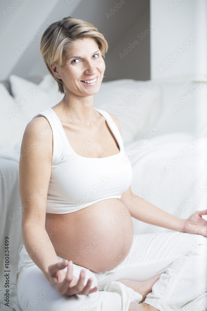 Schwangere Frau sitzend beim Yoga Schwangere Frau sitzend beim Yoga