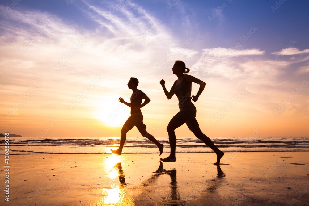 Naklejka premium biegacze na plaży, sport i zdrowy styl życia