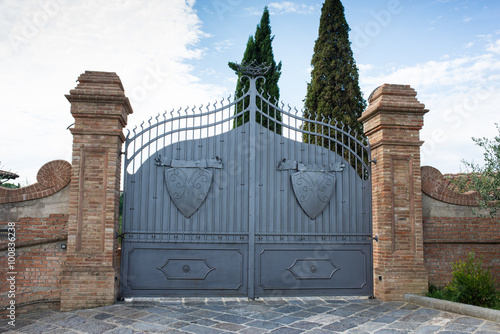 Cancello di ferro con scudi, ingresso a villa