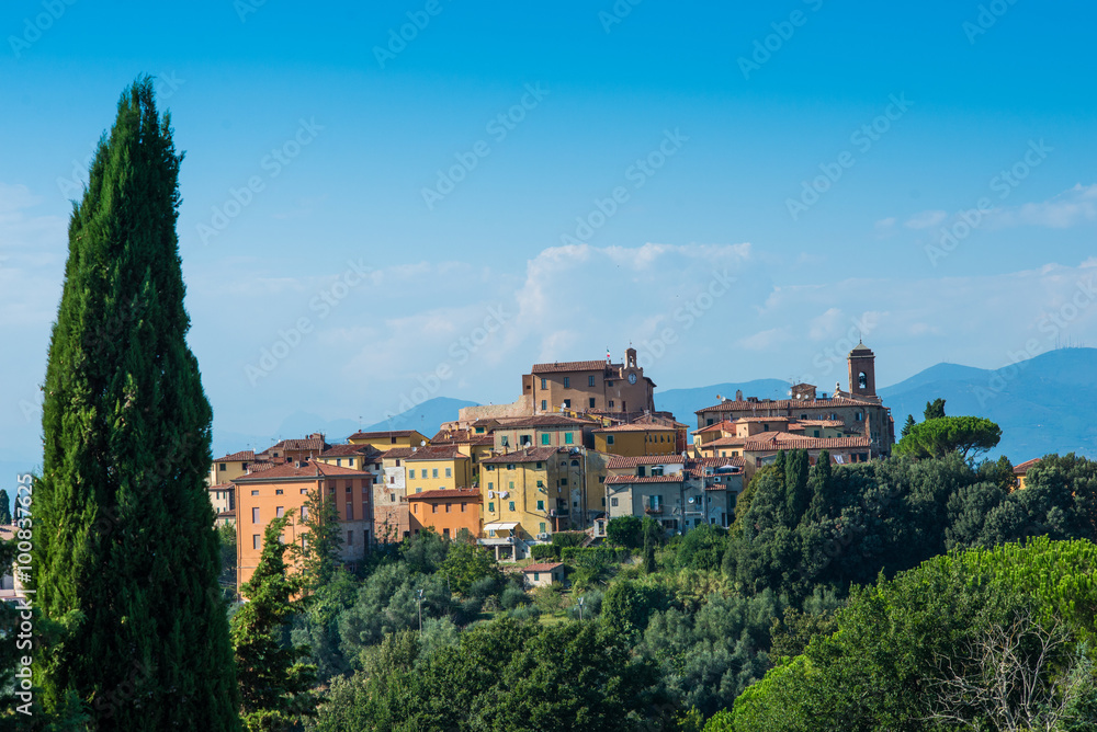 Panorama, paese villaggio case colline, vallata Toscana