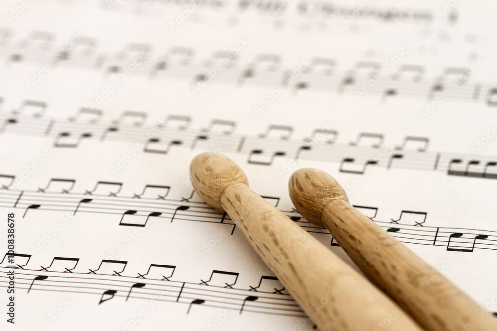 Naklejka premium Notenblatt mit Schlagzeug Drumsticks