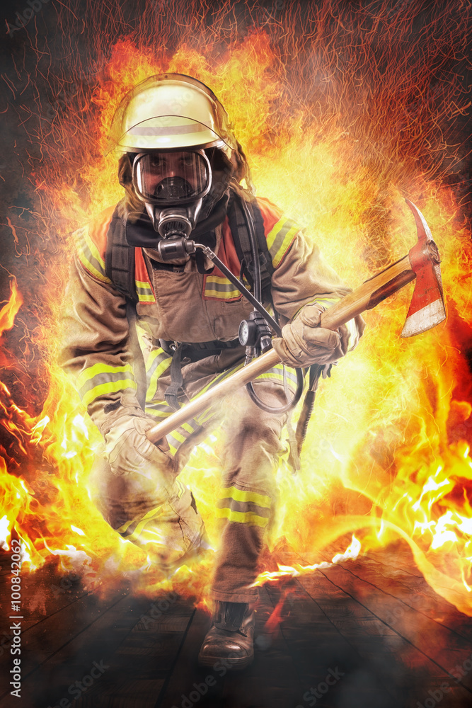 Naklejka premium Feuerwehrmann geht durchs Feuer