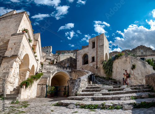 Foto Turists visit ancient town of Matera Sassi di Matera - Italy