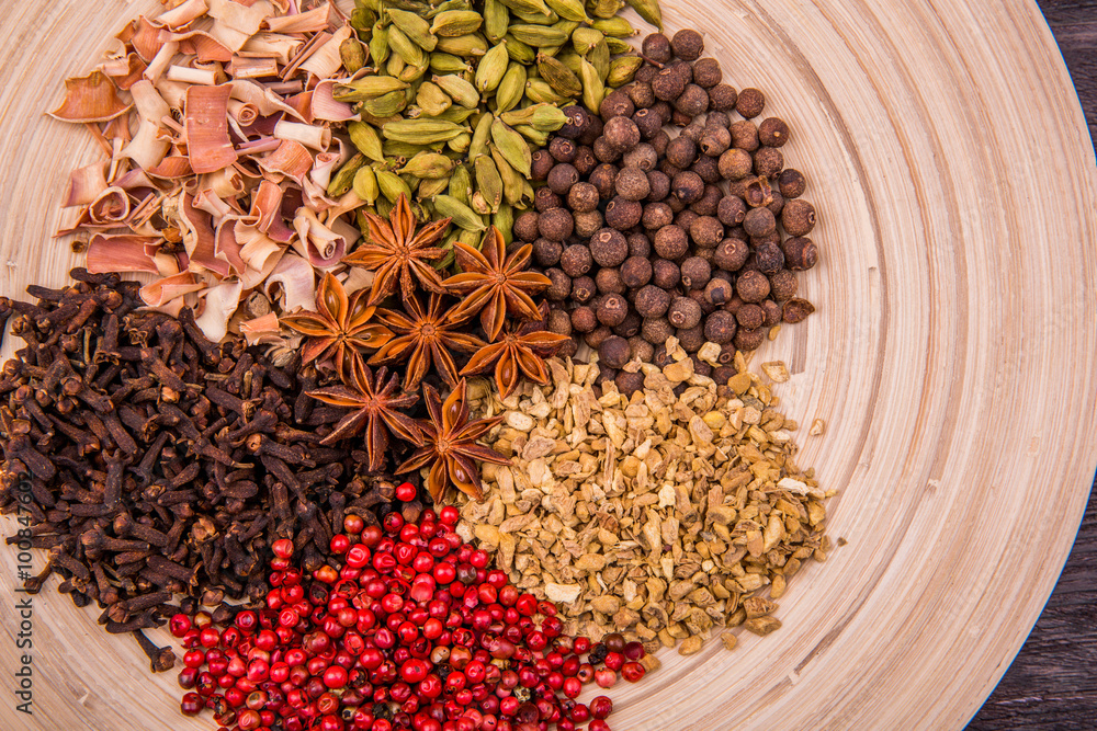 Fototapeta premium Специи на белой деревянной тарелке