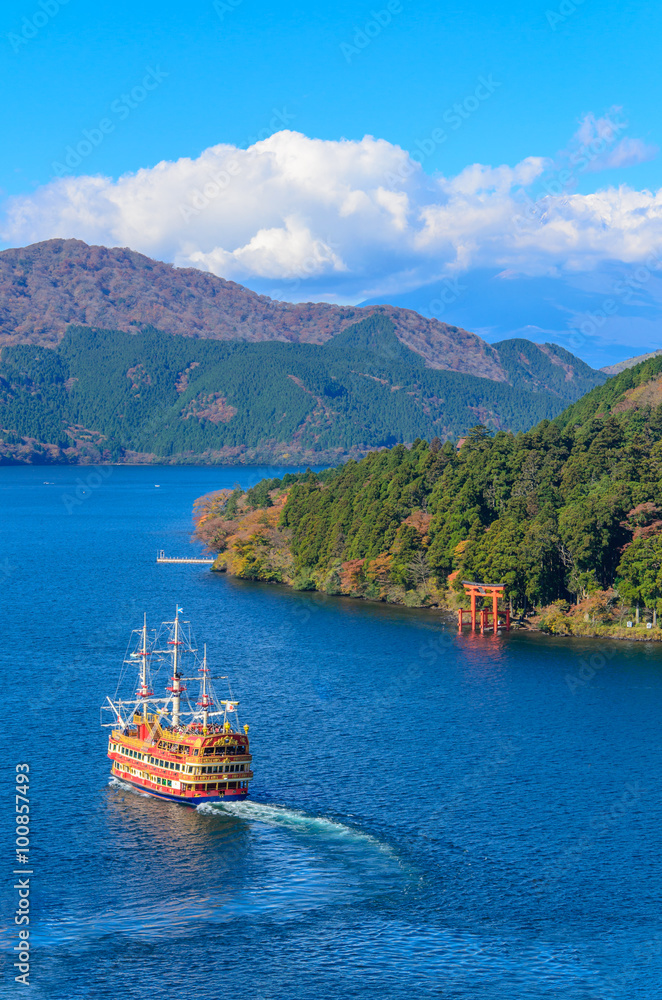 Fototapeta premium Lake Ashi and Mount Fuji as Background