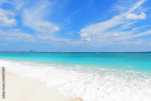 沖縄の美しいビーチとさわやかな空 © Liza5450