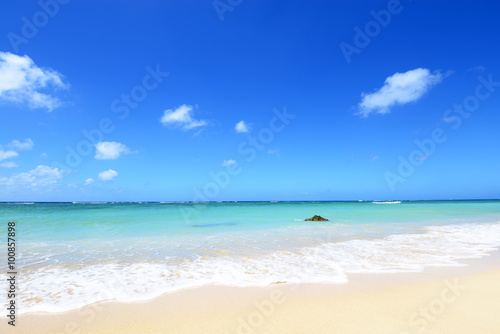 沖縄のさわやかな空と海 © Liza5450