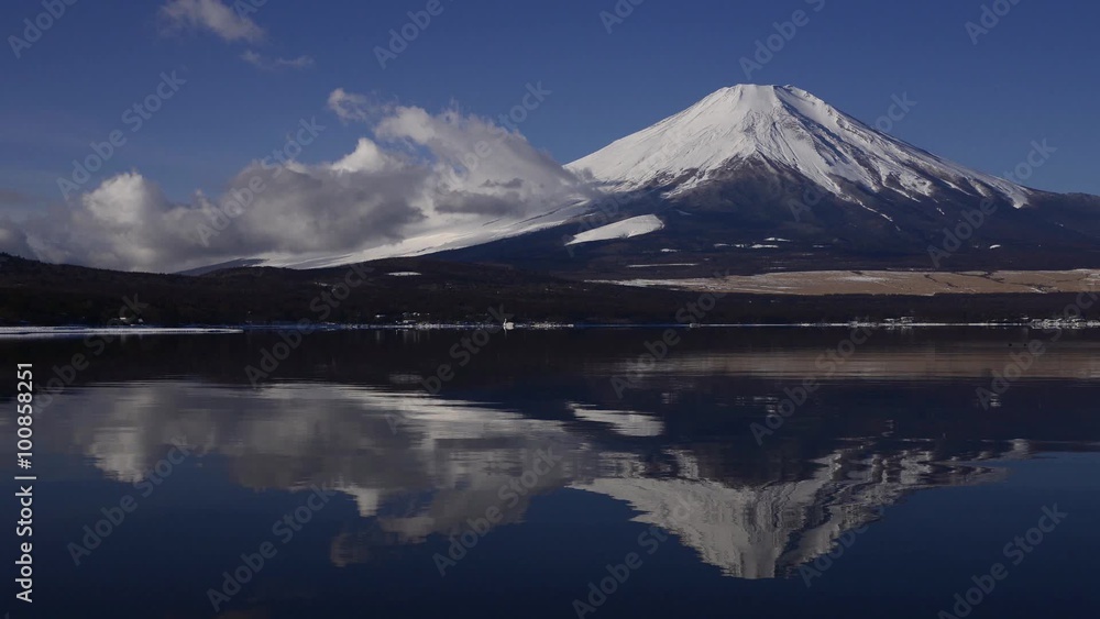 雲流れる富士山と山中湖・微速度撮影 雲流れる富士山と山中湖・微速度撮影