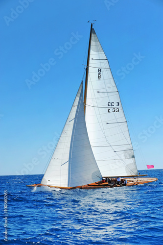 Yacht in regata. © bussiclick