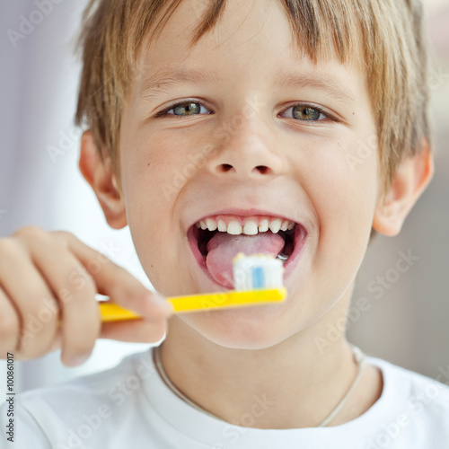Kid are washing teeth 