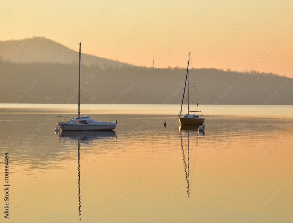 le barche sul lago al tramonto