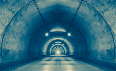 Fotobehang Tunnel Stedelijke bergtunnel zonder verkeer  © torsakarin