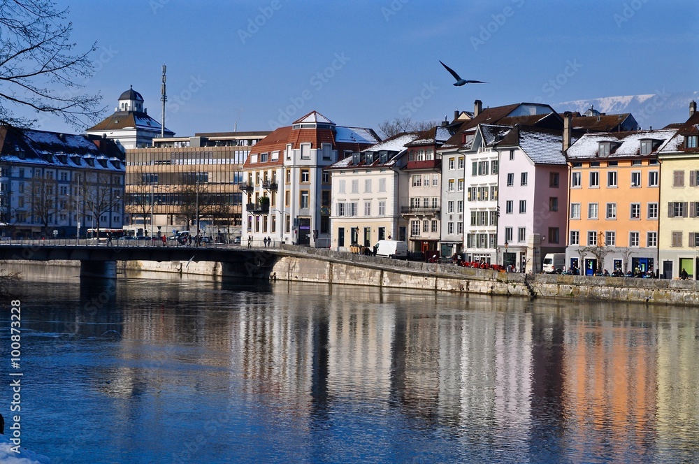 Stadt Solothurn mit Fluss Aare, Wengibrücke und Landhausquai im Winter, Schweiz