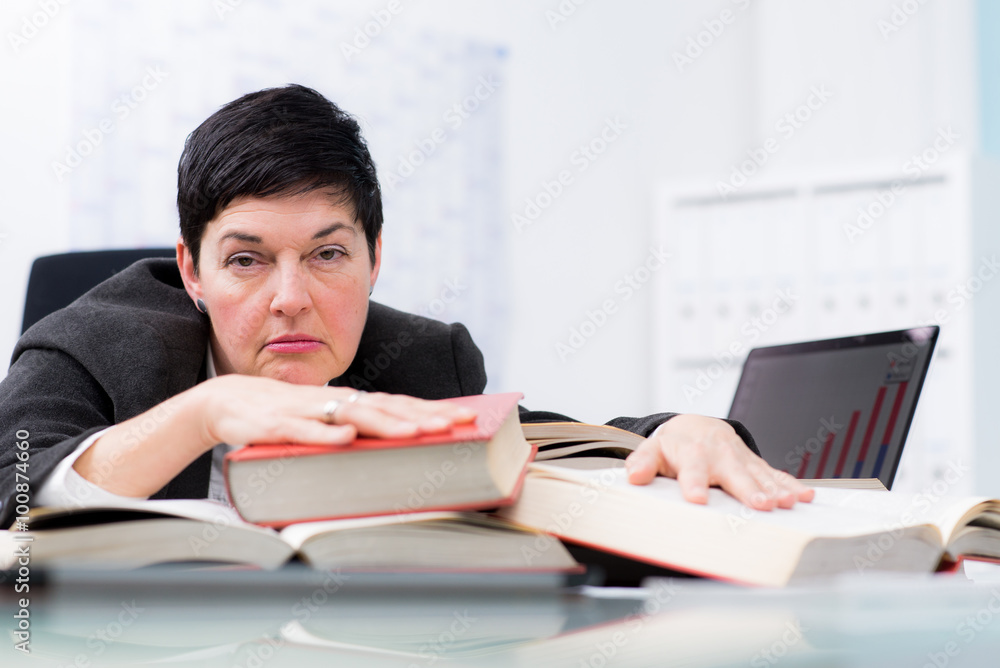 verzweifelte angestellte hat zu viel arbeit verzweifelte angestellte hat zu viel arbeit