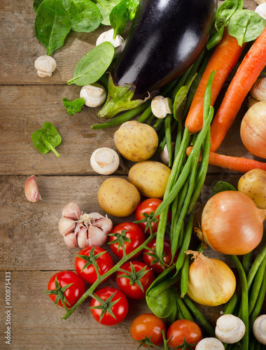 Foto Healthy organic vegetables. Food background.