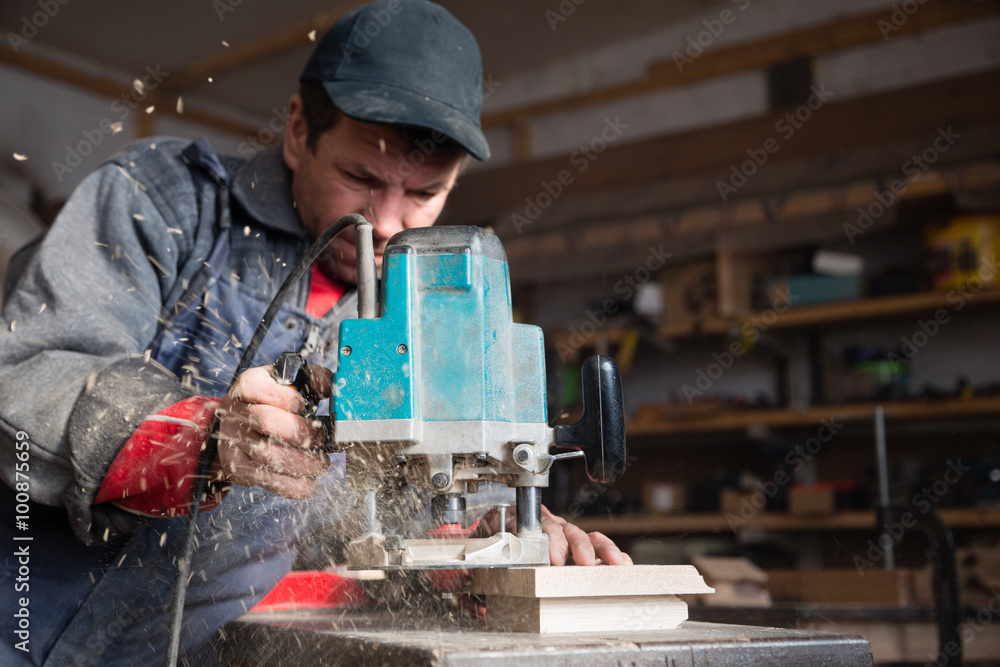 Carpenter working of manual milling machine Carpenter working of manual milling machine