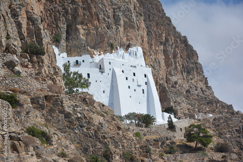 monastère accroché à la falaise