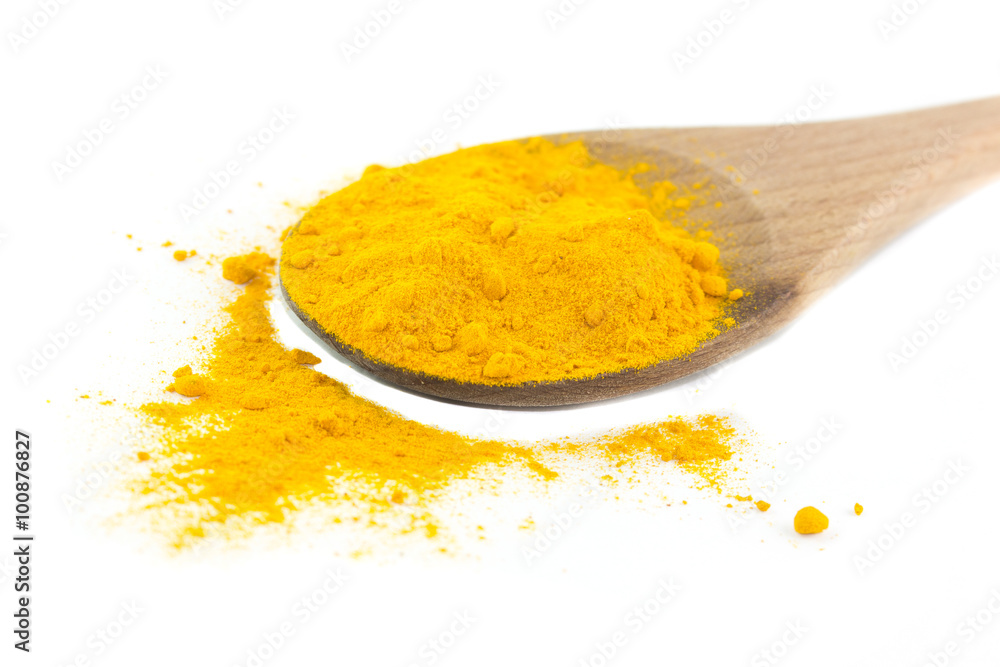 Curcuma su un cucchiaio di legno Curcuma su un cucchiaio di legno