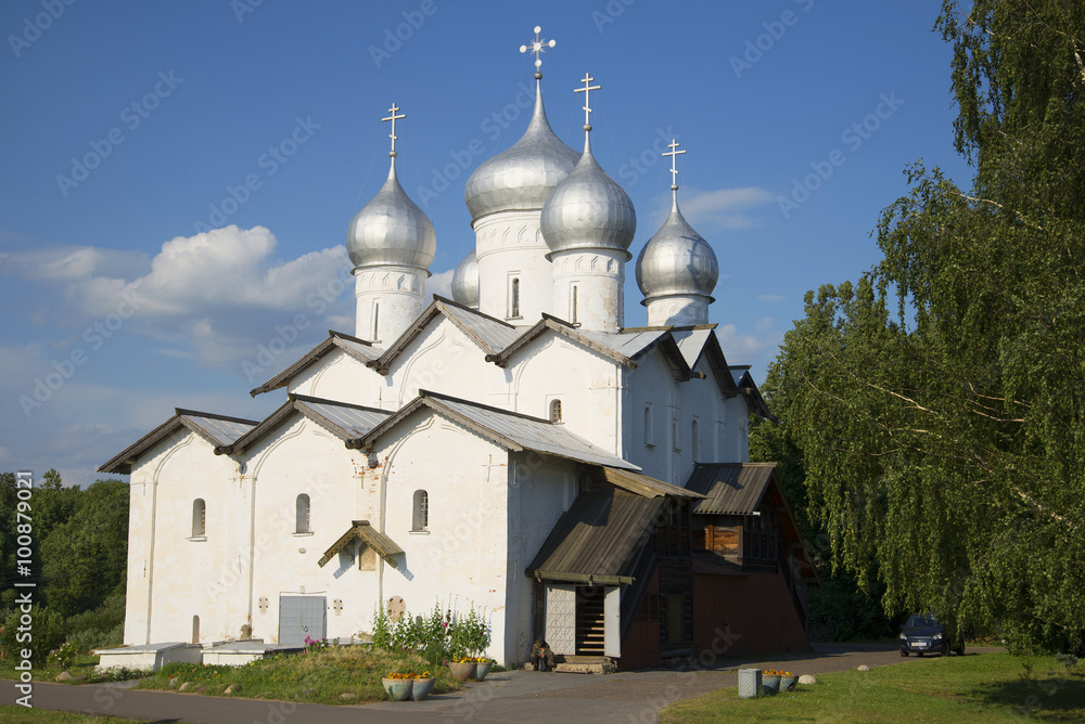 Церковь святых Бориса и Глеба в Плотниках крупным планом июльским днем. Великий Новгород Церковь святых Бориса и Глеба в Плотниках крупным планом июльским днем. Великий Новгород