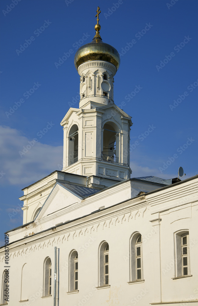 Маковка колокольни Свято-Юрьева монастыря над келейным корпусом. Великий Новгород