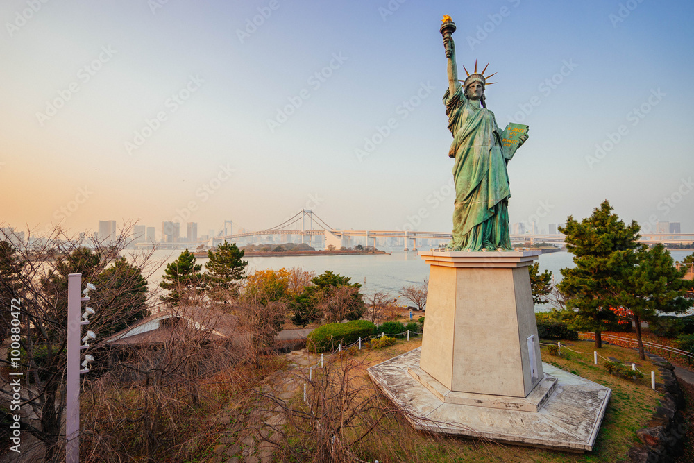 Fototapeta premium Liberty statue in Odaiba