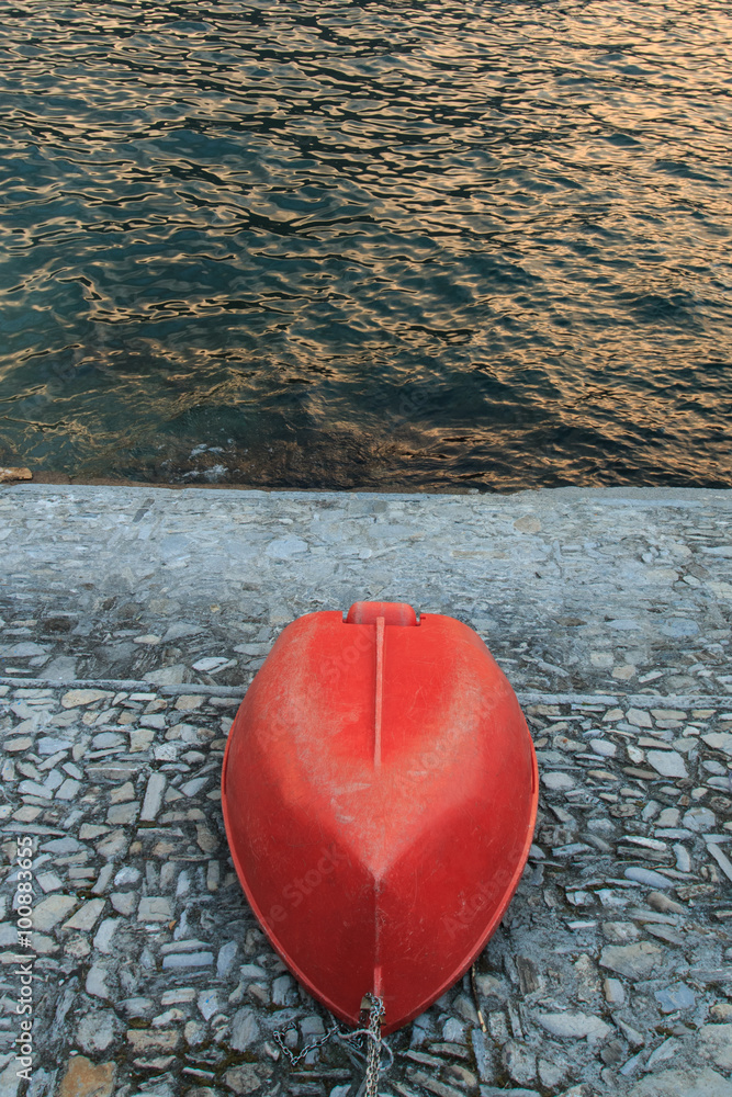 Fototapeta premium barca rossa sul molo - lago di Como