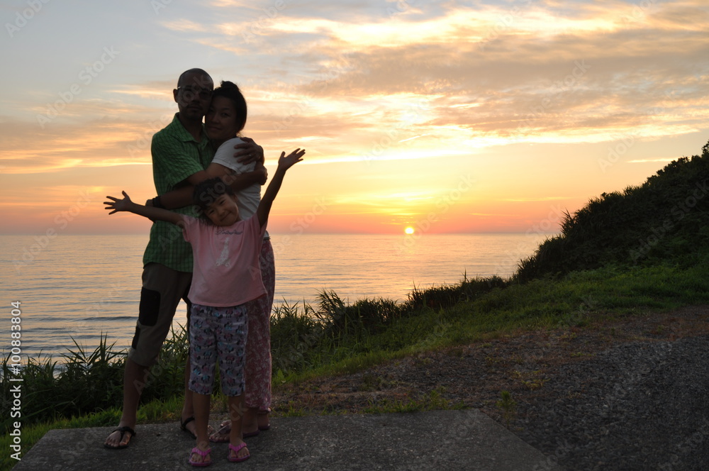 Fototapeta premium 夕焼けと家族