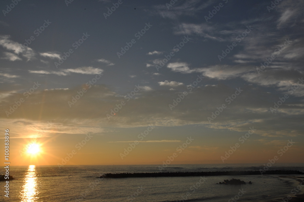 日本海に沈む夕陽 海 空 美しい 新潟 日本海に沈む夕陽 海 空 美しい 新潟