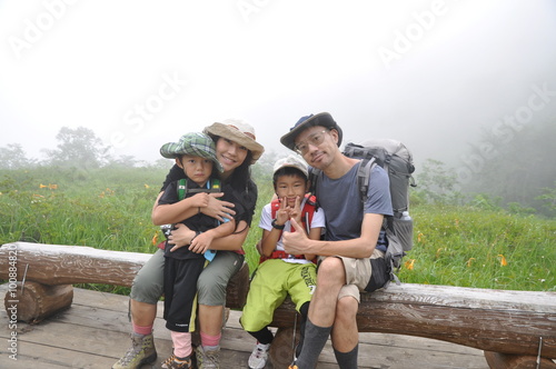 山歩き　ハイキング　家族　兄弟　子ども達　記念撮影