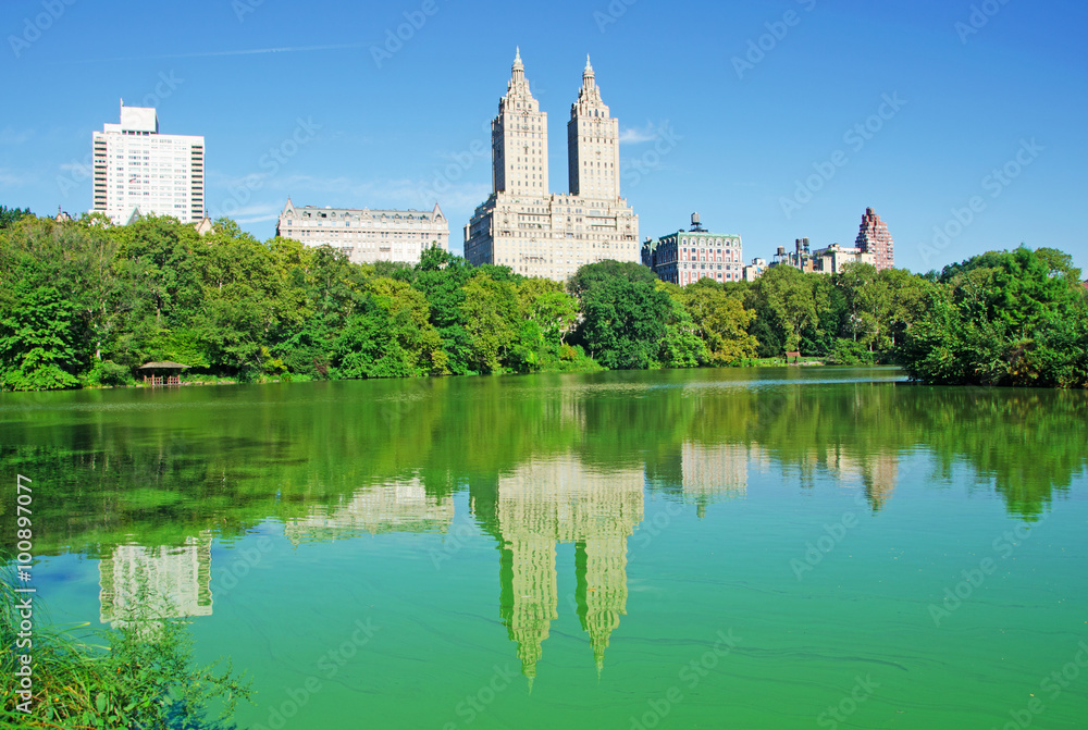 New York, il palazzo San Remo visto da Central Park, riflessi nel laghetto, 14 settembre 2014