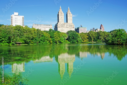 New York, il palazzo San Remo visto da Central Park, riflessi nel laghetto, 14 settembre 2014