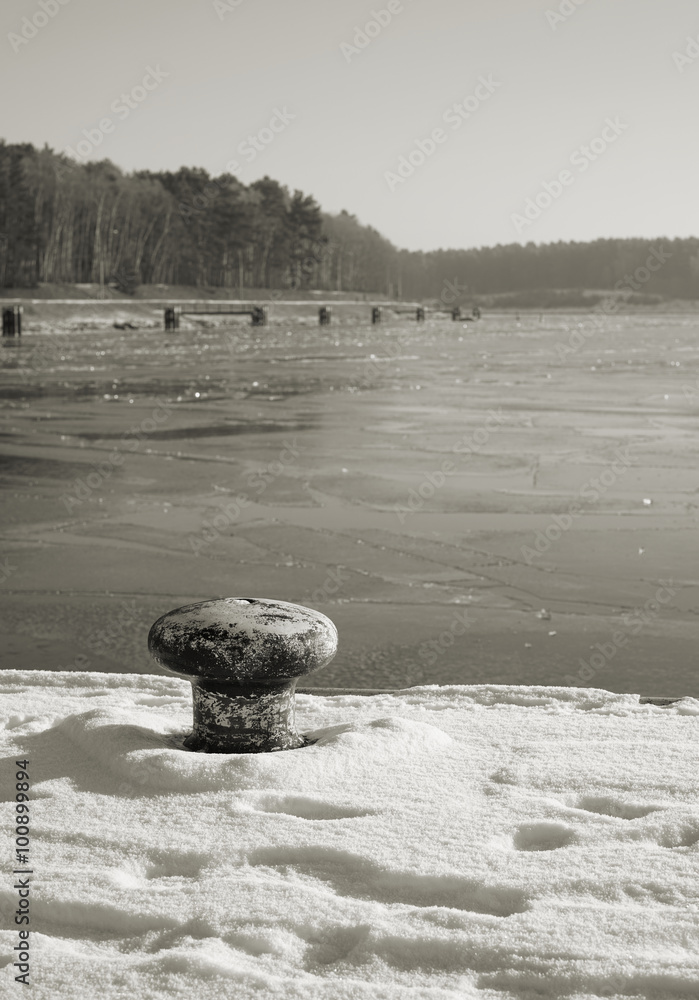 Poller an einem Bootsanleger an der Schleuse Niegripp - obrazy, fototapety, plakaty 